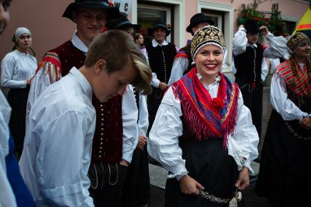 S soncem obsijan drugi festivalski dan 50. Dnevov narodnih noš in oblačilne dediščine v Kamniku (41)